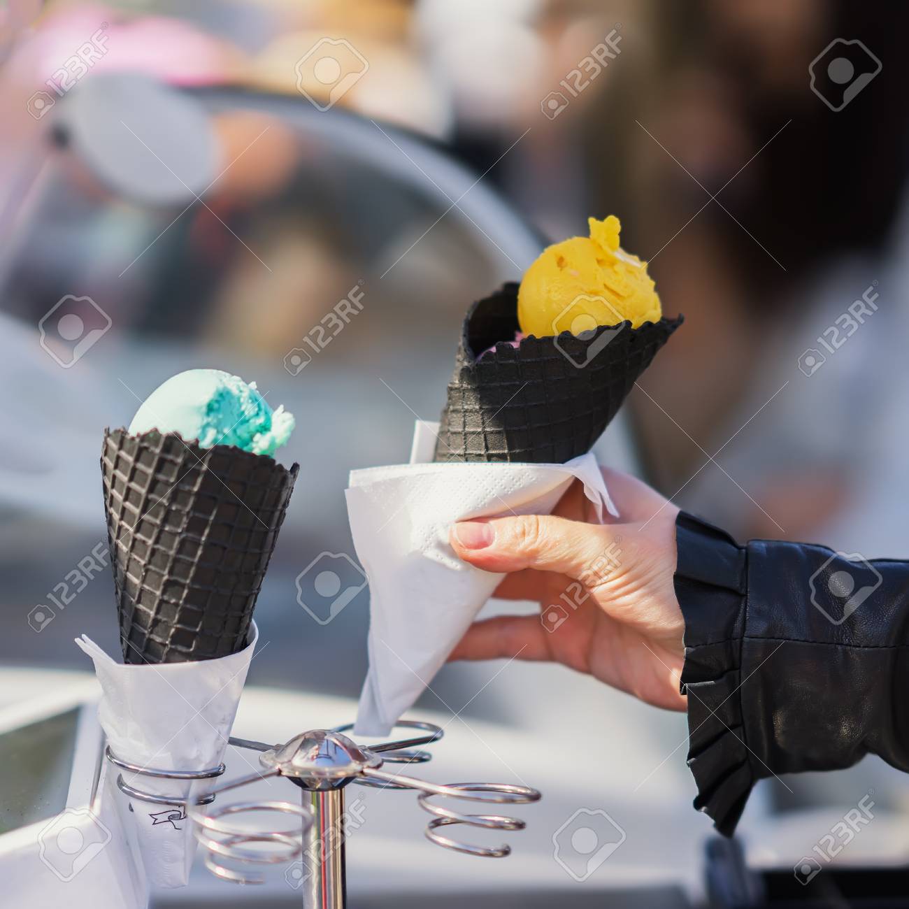 黒ワッフル コーン さまざまな種類のアイスクリーム 甘いデザートとカウンターの背景に黄色のアイス クリーム ワッフル コーンを手で梨花 実際のシーン の写真素材 画像素材 Image