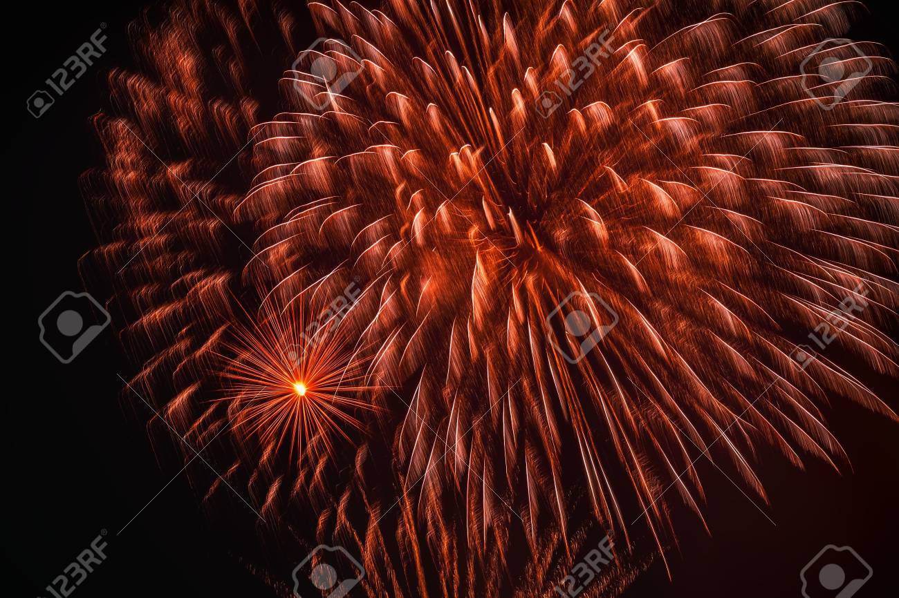 カラフルな花火と大きな牡丹と火花します 審美的な娯楽目的のため 芸術の爆発花火装置 色花火休日背景 の写真素材 画像素材 Image