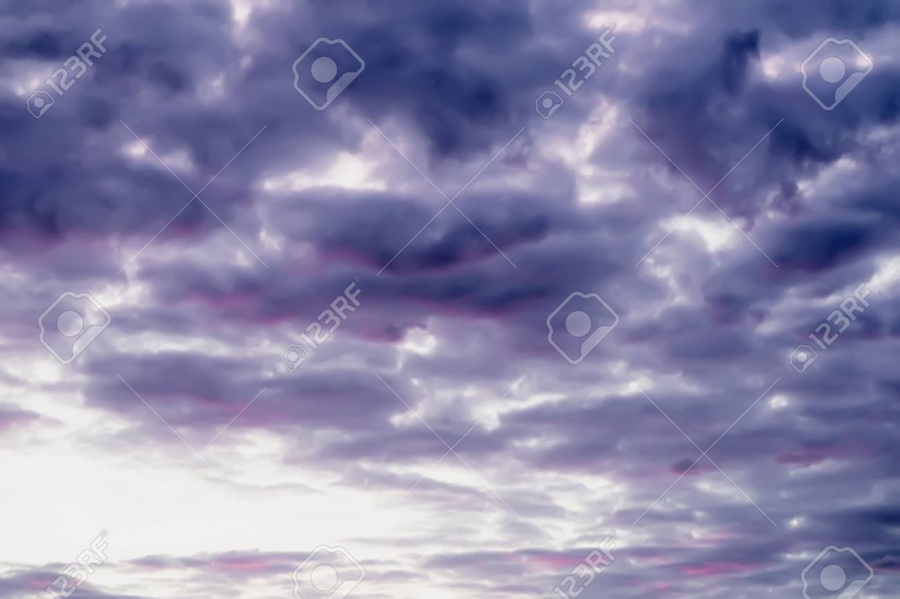 美しい 鮮やかな紫色と紫色の雲 夜の空の美しい景色 アートシェード 自然の背景 の写真素材 画像素材 Image