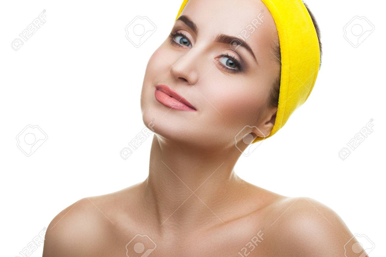輝く健康な皮膚 彼の頭の上の黄色いバンダナで美しいと手入れの女の子 の写真素材 画像素材 Image 輝く健康な皮膚 彼の頭の上の黄色いバンダナで美しいと手入れの女の子 の写真素材 画像素材 Image