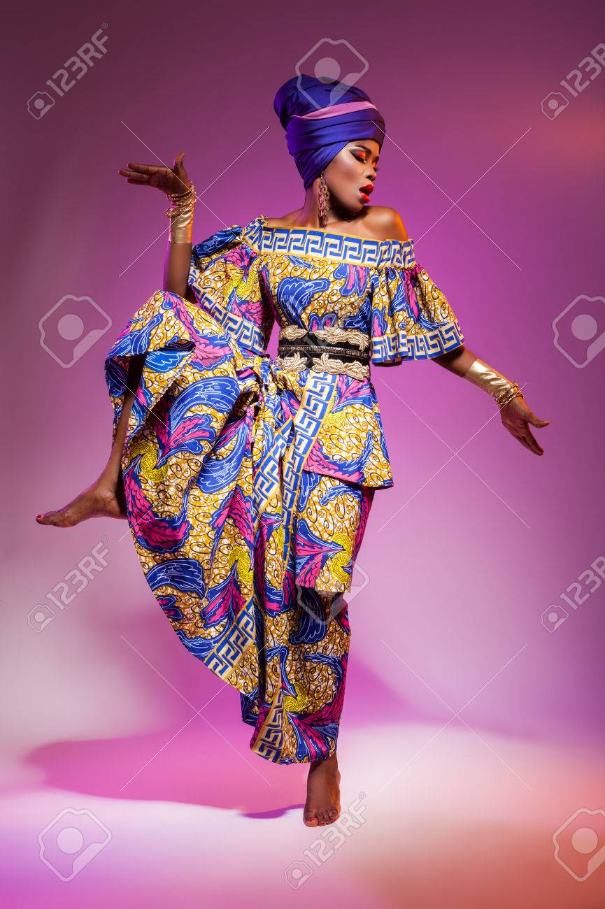 Immagini Stock - Donna Africana Costume Nazionale, La Bellezza Salverà Il  Mondo. Image 62381688