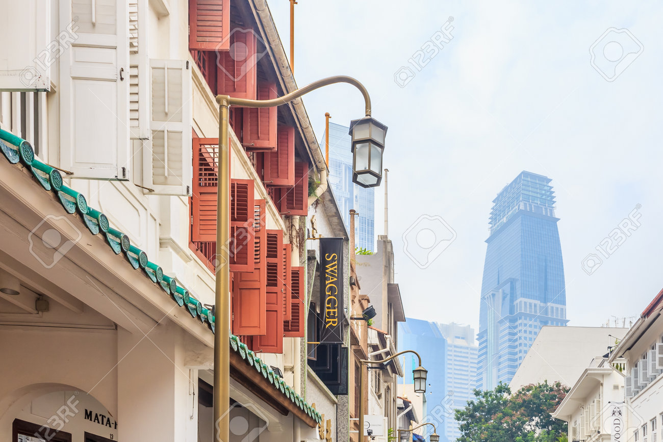 シンガポール シンガポール 13 年 6 月 16 日 シンガポール植民地住宅街の街灯 空気でスモッグがインドネシアのヤシのプランテーションの燃焼によって引き起こされる の写真素材 画像素材 Image