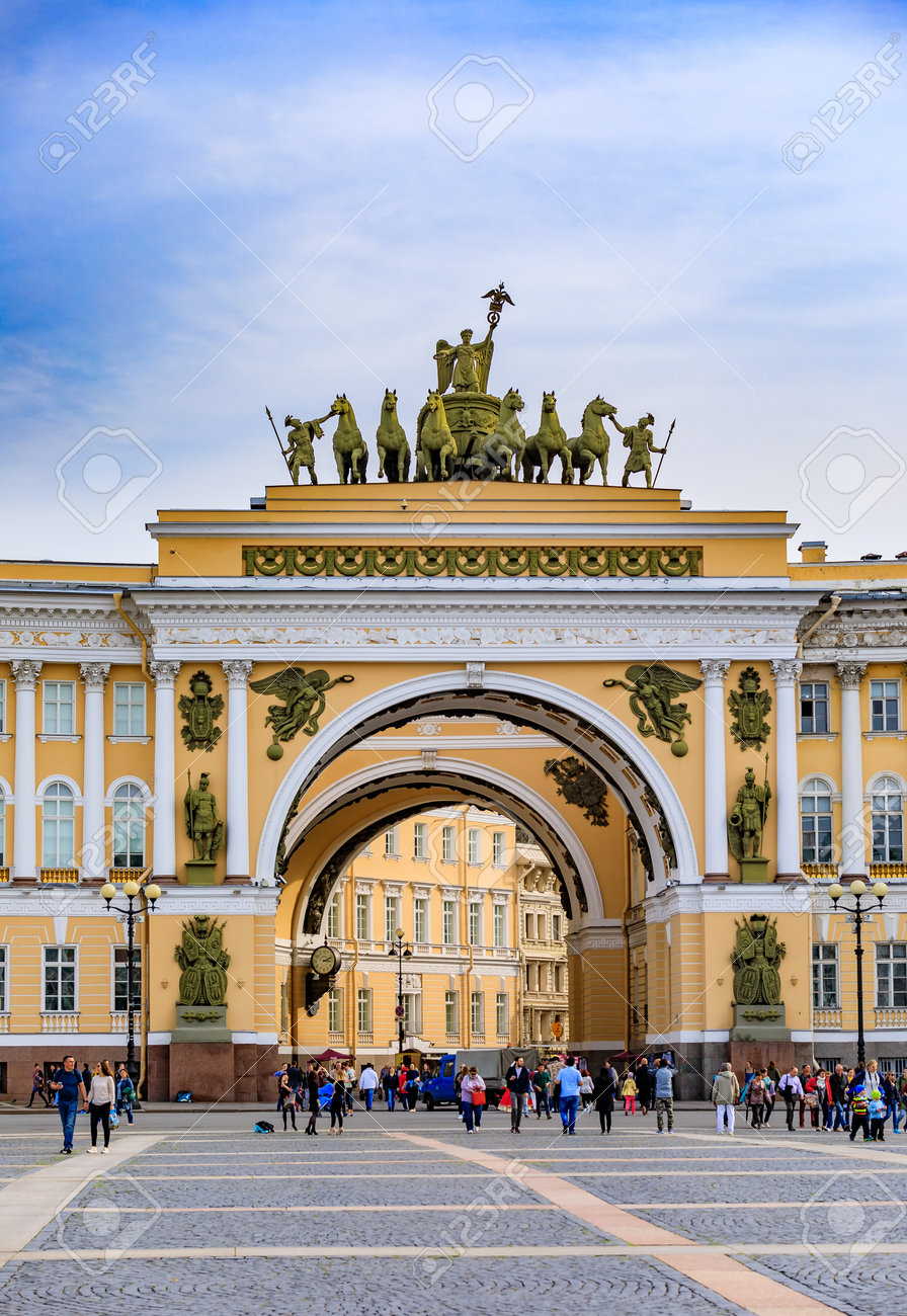 サンクトペテルブルク、ロシア-2017年9月10日：冬宮殿エルミタージュ美術館の前でナポレオンの勝利を祝うために建てられた複合施設、TriumfalnayaArkaまたはArchofTriumphによる宮殿広場の観光客の写真素材・画像素材  Image 133911274