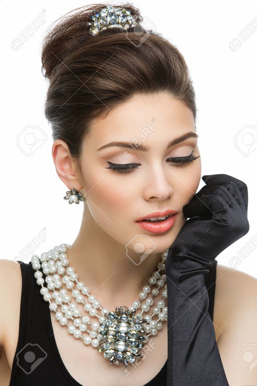 Schöne Junge Frau, Die Wie Audrey Hepburn Tragende Perlen Schöne Junge Frau, Die Wie Audrey Hepburn In Der