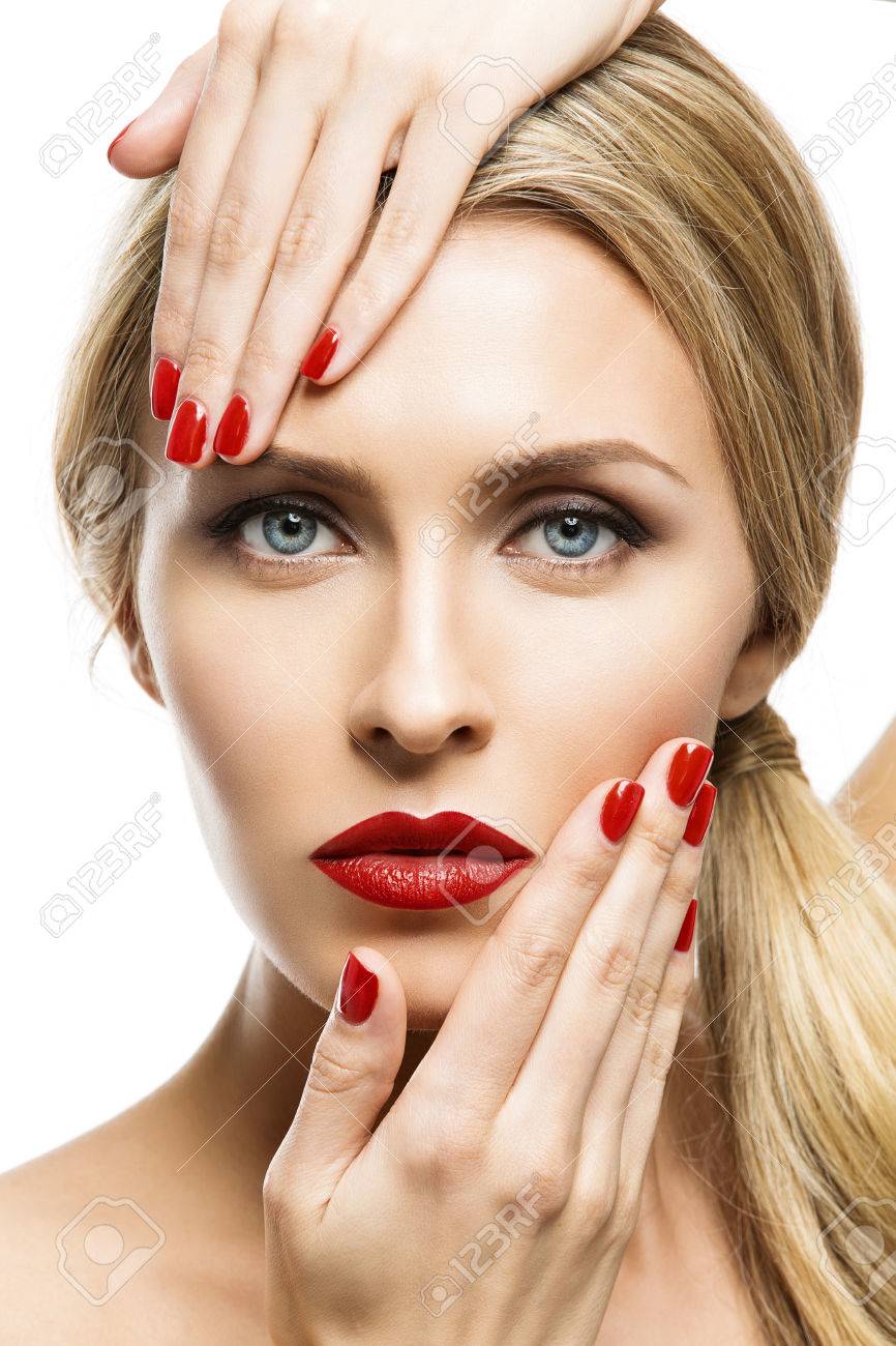 Close Up Portret Van Mooie Jonge Vrouw Met Perfecte Make Up Rode Lippen En Nagellak Geisoleerd Over Witte Achtergrond Royalty Vrije Foto Plaatjes Beelden En Stock Fotografie Image 39110918