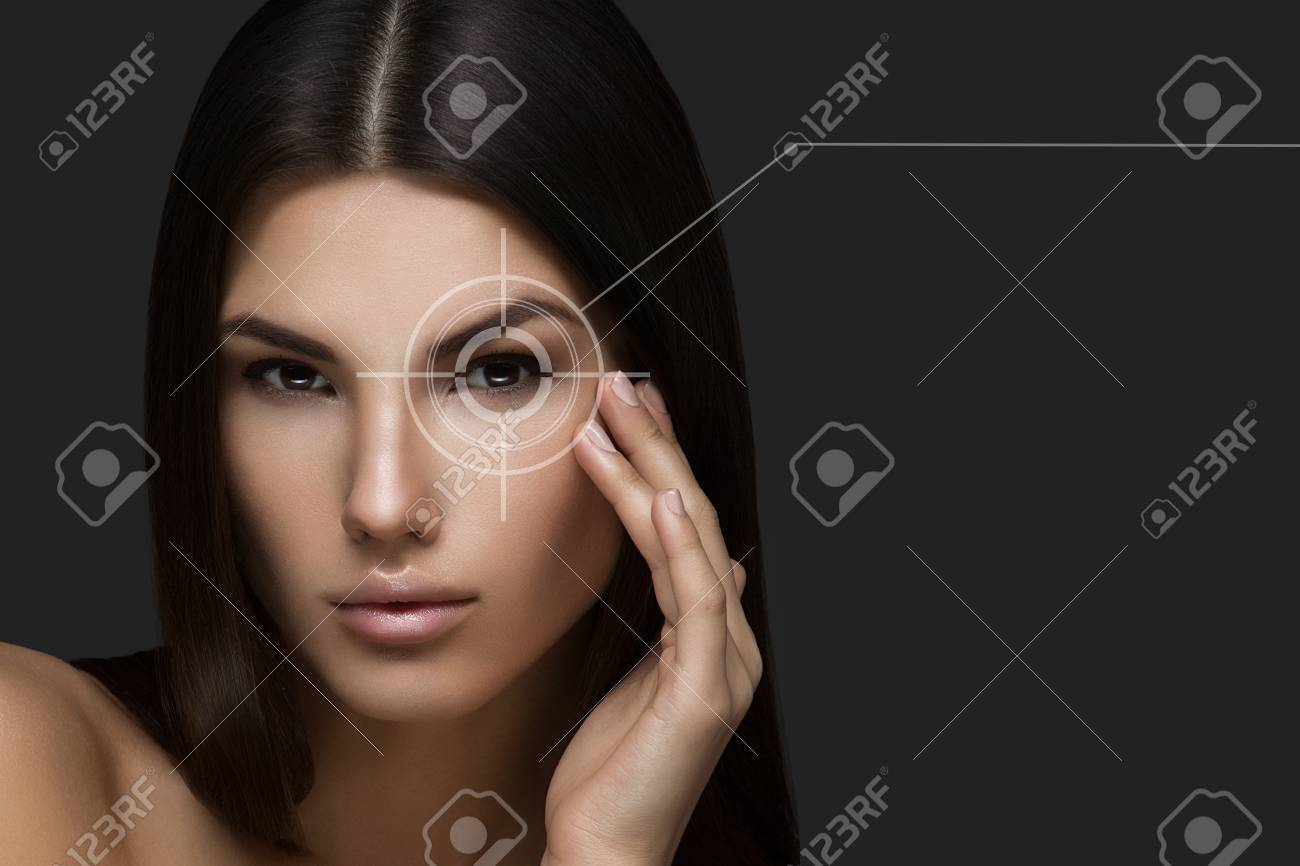 完璧な肌と暗い背景の上まっすぐつやつやの美しい若い女性 目にターゲットの設計 美しさのショット コピー スペース の写真素材 画像素材 Image