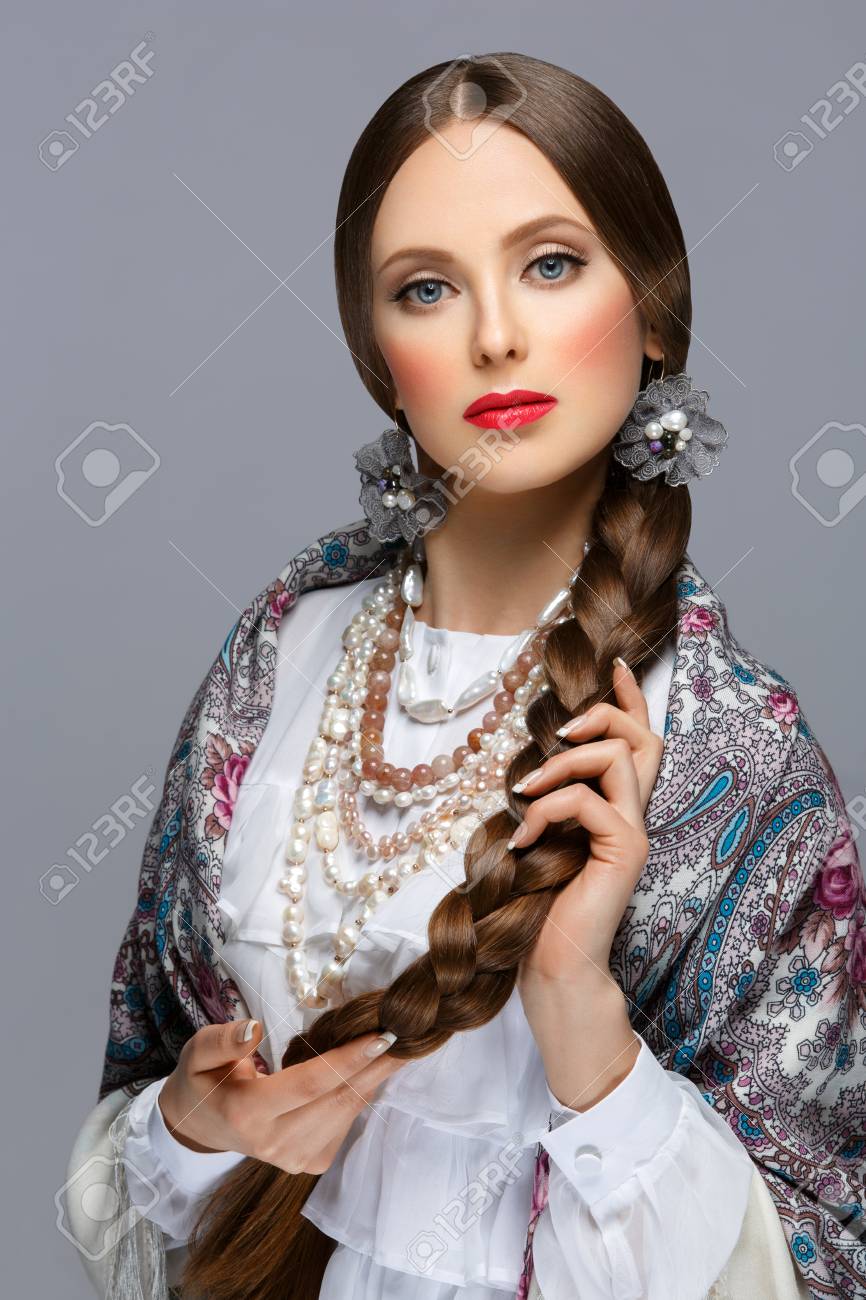 伝統的なショールで非常に長い三つ編みで美しい若いロシア人女性 赤い唇 グレーの背景 の写真素材 画像素材 Image 伝統的なショールで非常に長い三つ編みで美しい若いロシア人女性 赤い唇 グレーの背景 の写真素材 画像素材 Image