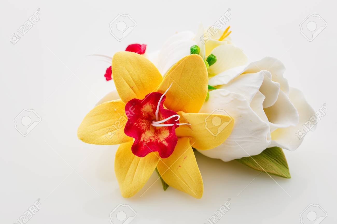 美しい手作りのアート粘土春花の花束 ブライダル アクセサリー ブートニ エール 白背景 の写真素材 画像素材 Image