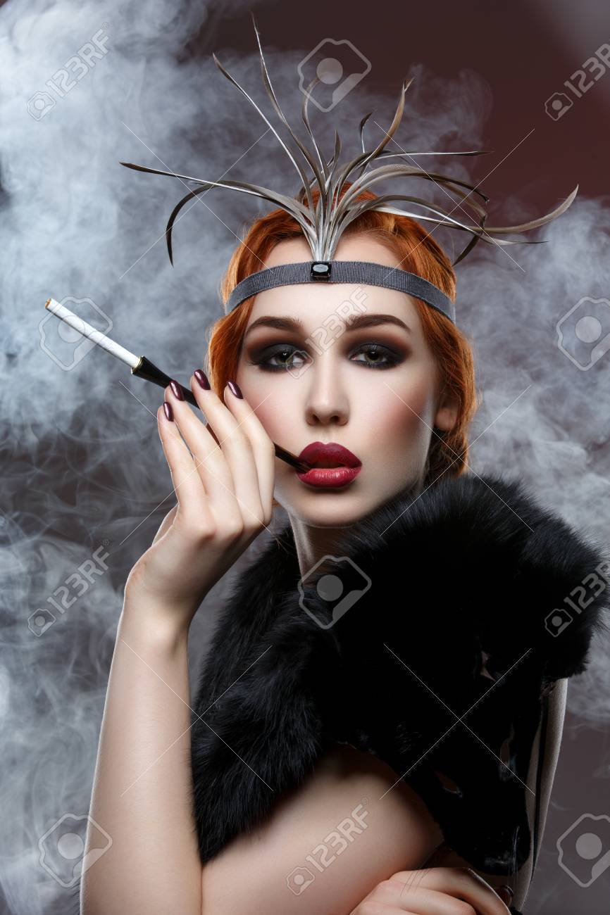 Femme Avec Porte Cigarette