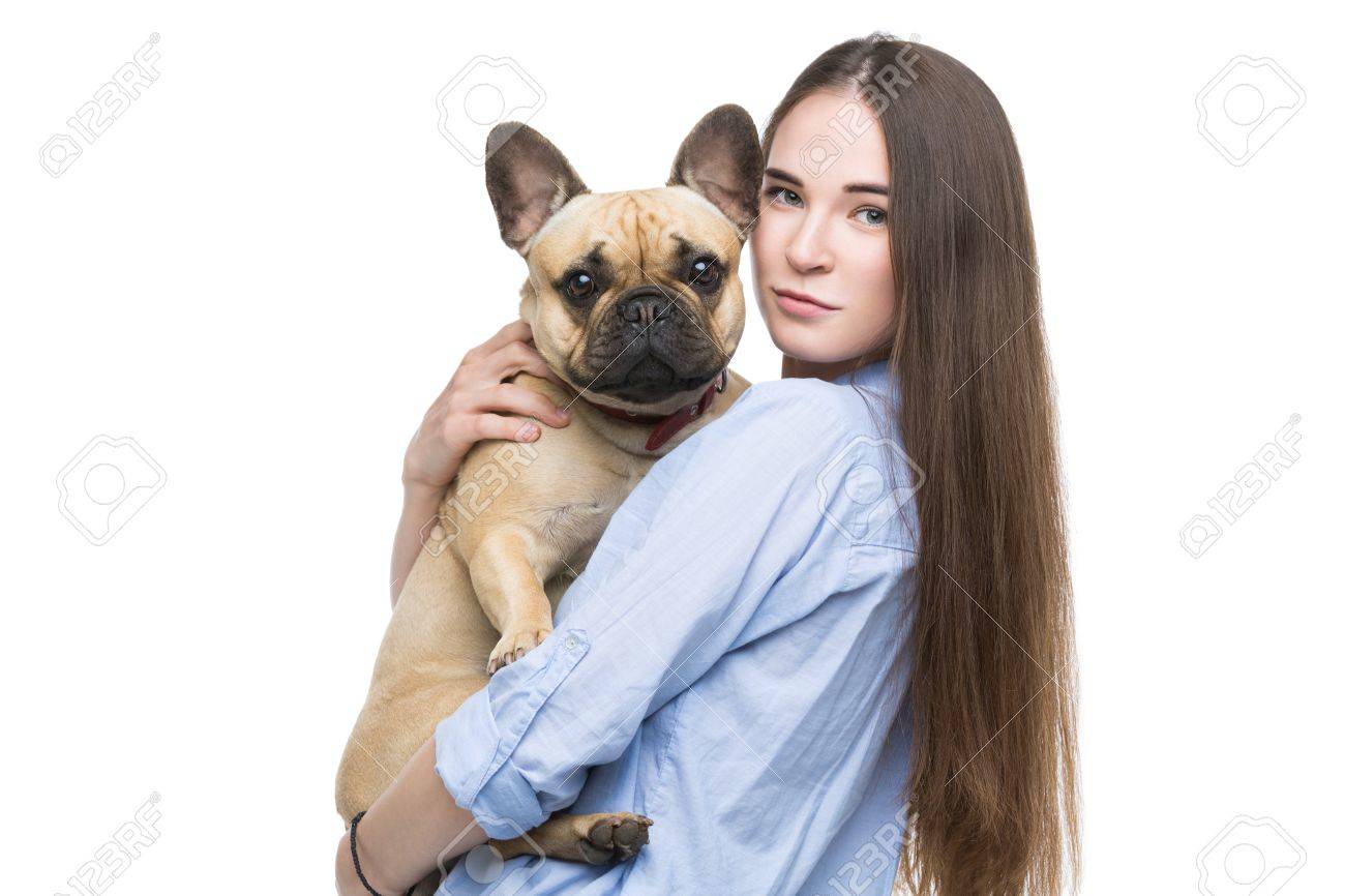 schone junge frau mit dem langen haar im jeanshemd das erwachsenes madchen der franzosischen bulldogge halt atelieraufnahme getrennt auf weiss kopieren sie platz lizenzfreie fotos bilder und stock fotografie image 66653287