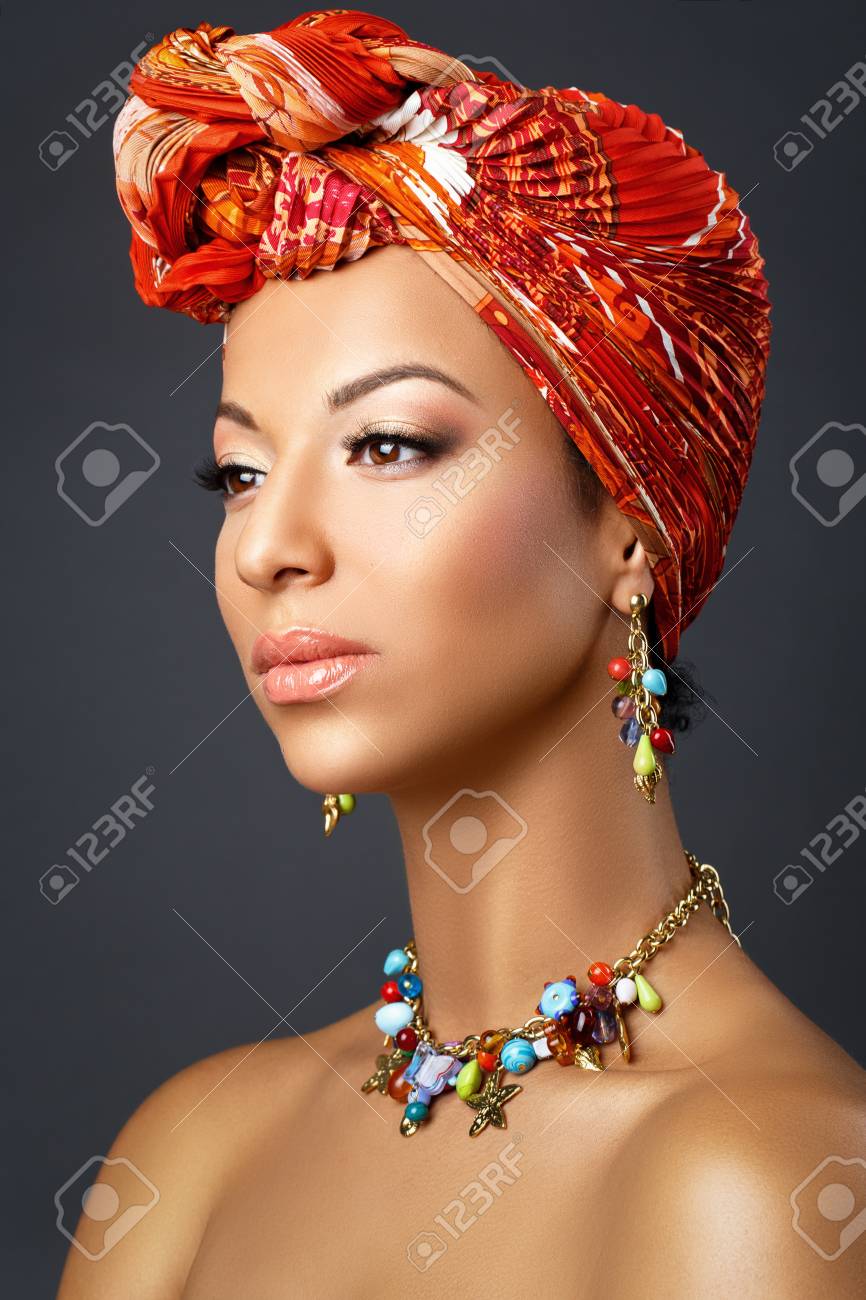 Schöne Mulatte Junge Frau Mit Turban Auf Dem Kopf Lizenzfreie Fotos, Bilder  und Stock Fotografie. Image 90497068.