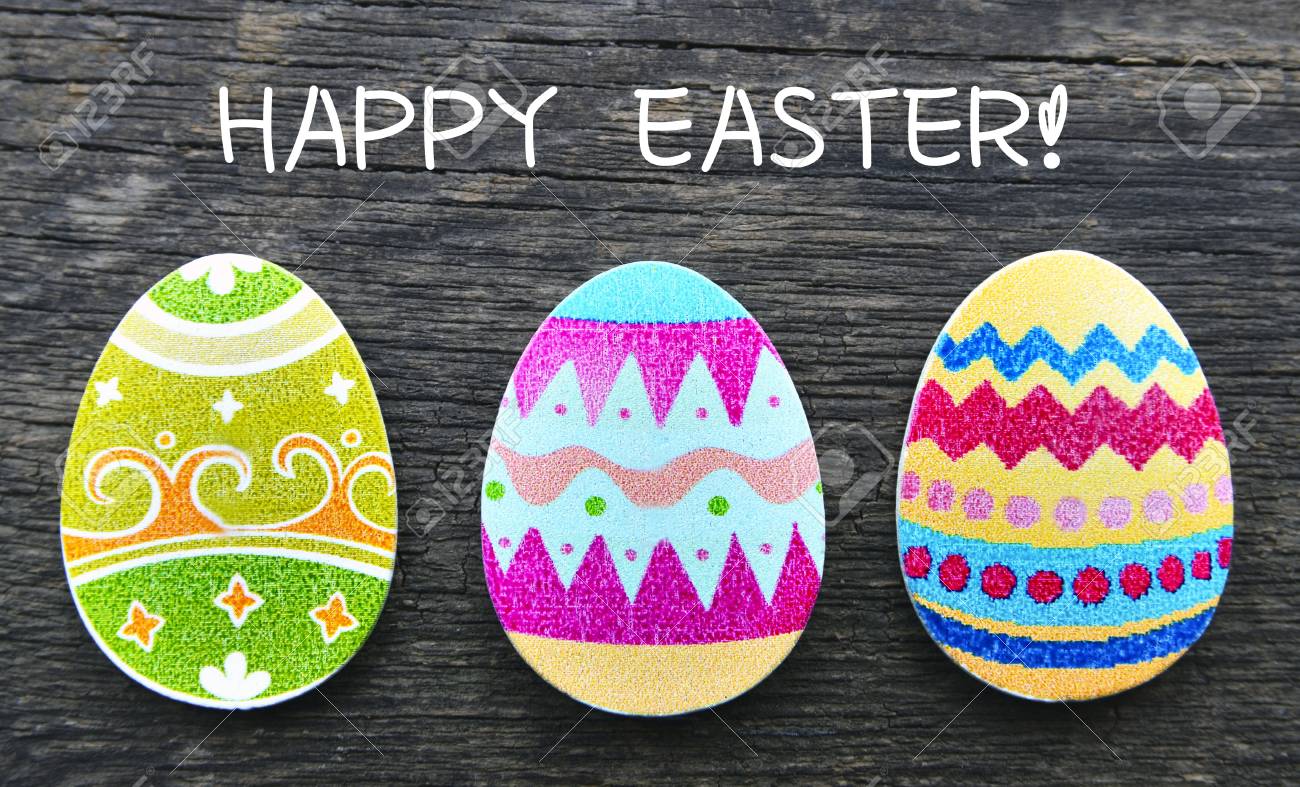 ハッピーイースターカード 古い木製の背景にカラフルな手作りのイースターエッグ 選択的フォーカス の写真素材 画像素材 Image