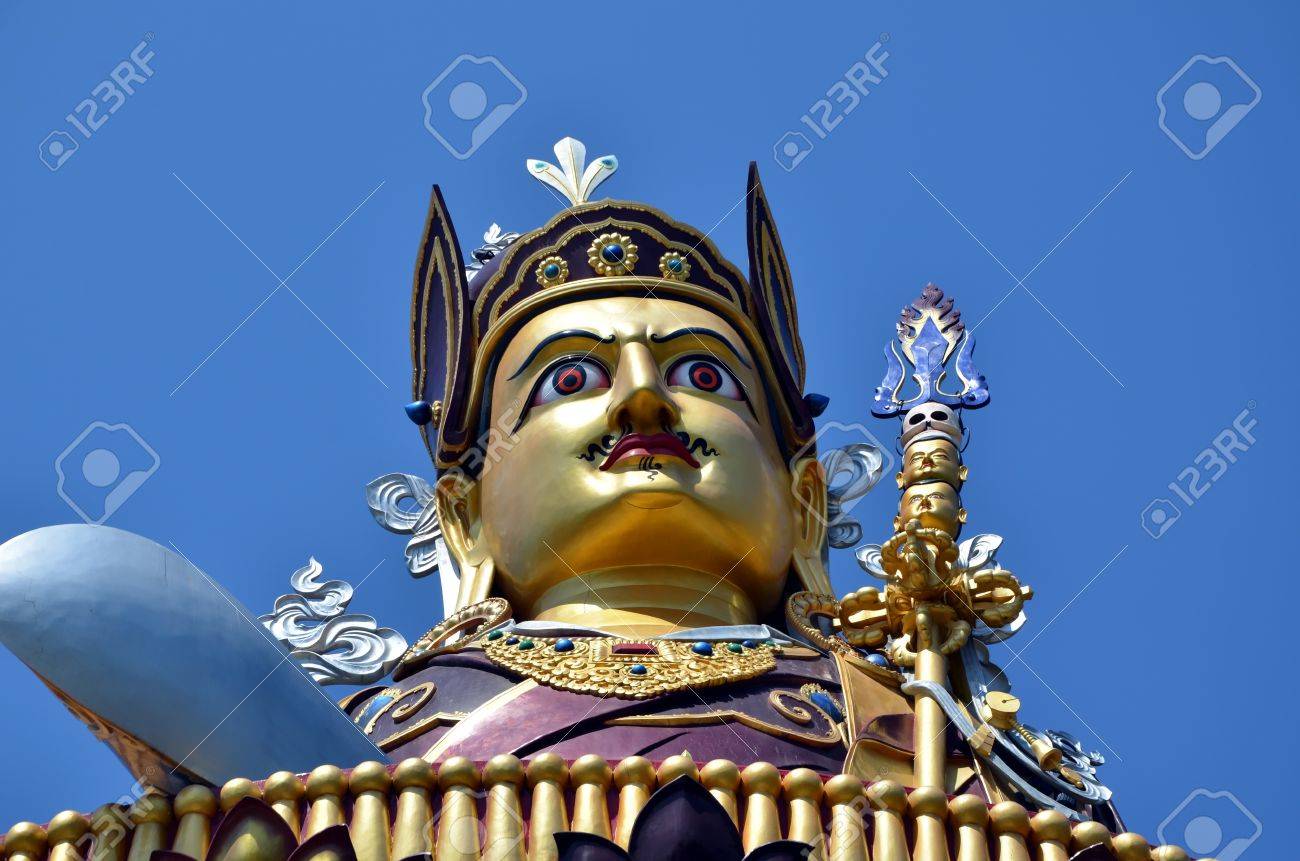 パドマサンバヴァまたは Rewalsar ヒマーチャル プラデーシュ州 インドのグル リンポチェの大きな黄金の像 の写真素材 画像素材 Image