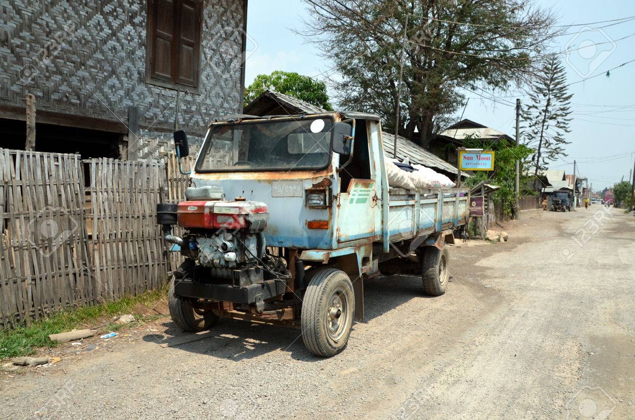 LES ANNÉES DES SOUVENIRS  - Page 7 33363724-tr%C3%A8s-vieux-camion-avec-le-moteur-diesel