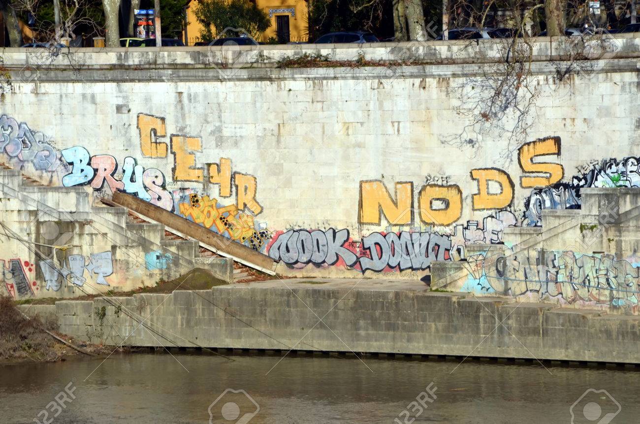 落書きで描いた テヴェレ川に降下 ローマ イタリア の写真素材 画像素材 Image