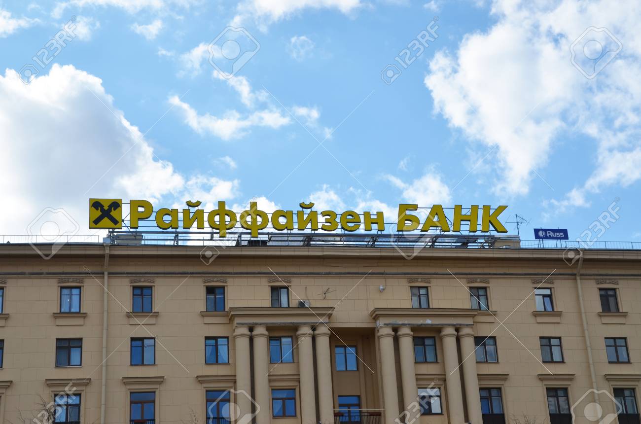 ライファイゼン銀行。サンクトペテルブルク、ロシアの建物の屋根の上のロゴの写真素材・画像素材 Image 75516683