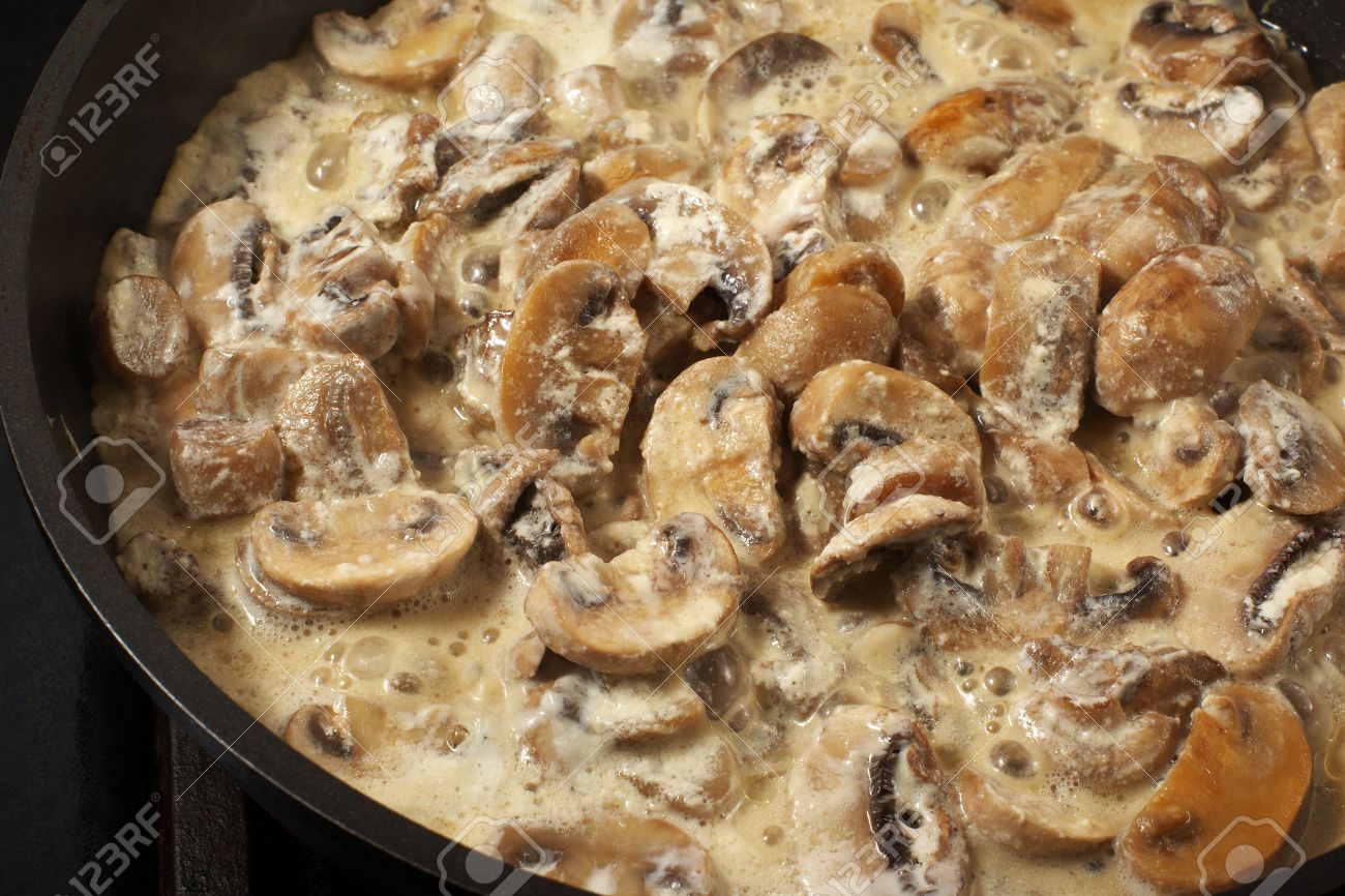 http://previews.123rf.com/images/svl861/svl8610812/svl861081200030/4063591-Grinded-mushrooms-agarics-with-sour-cream-roasting-in-pan--Stock-Photo.jpg