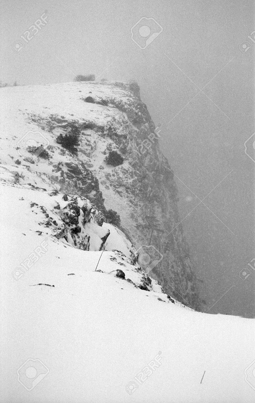 山の吹雪。粒子の粗い白黒フィルムをスキャン。 の写真素材・画像素材 