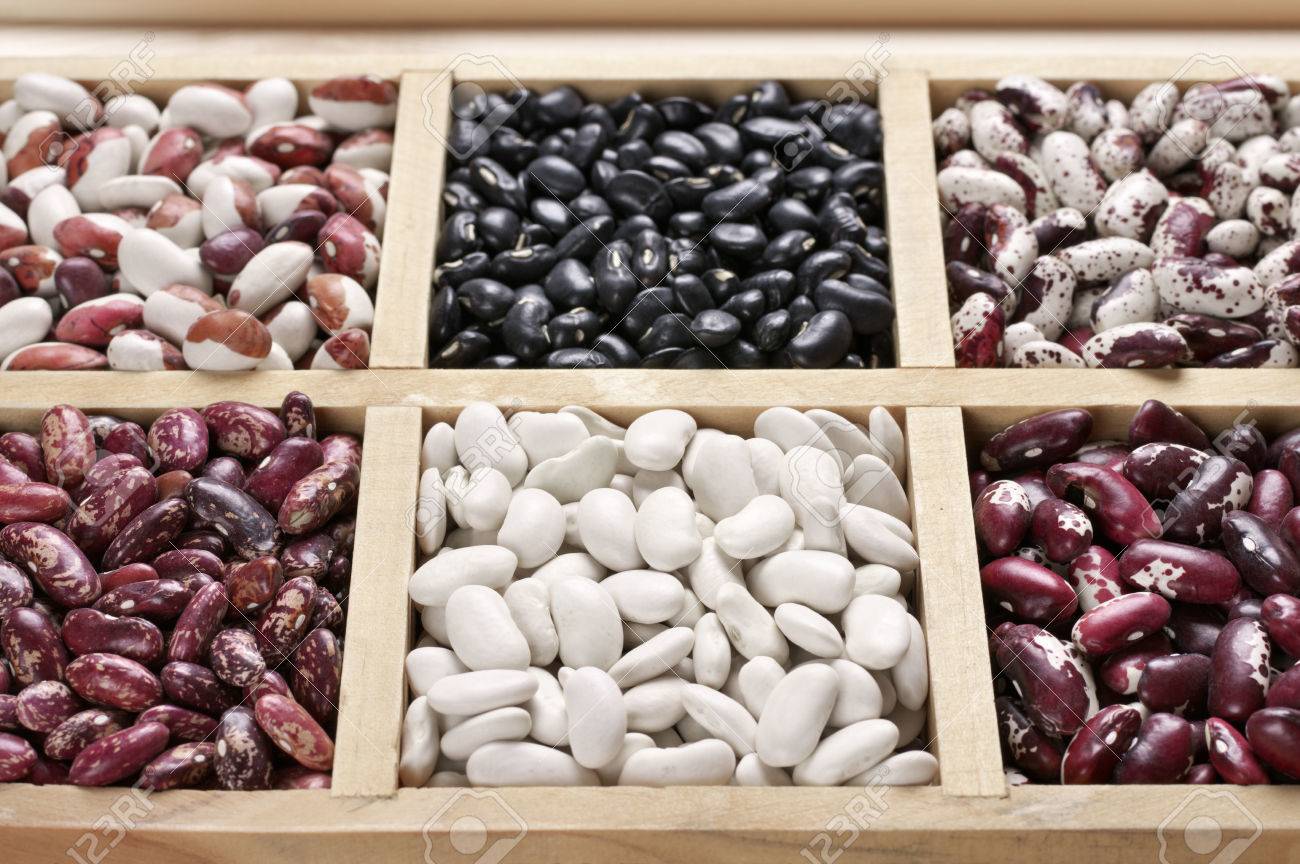 Divers Grains De Legumineuses Close Up Dans Une Boite En Bois