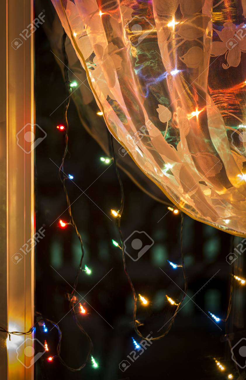 Weihnachtsbeleuchtung Im Fenster Auf Dem Hintergrund Der Transparenten Tull Lizenzfreie Fotos Bilder Und Stock Fotografie Image 68300654