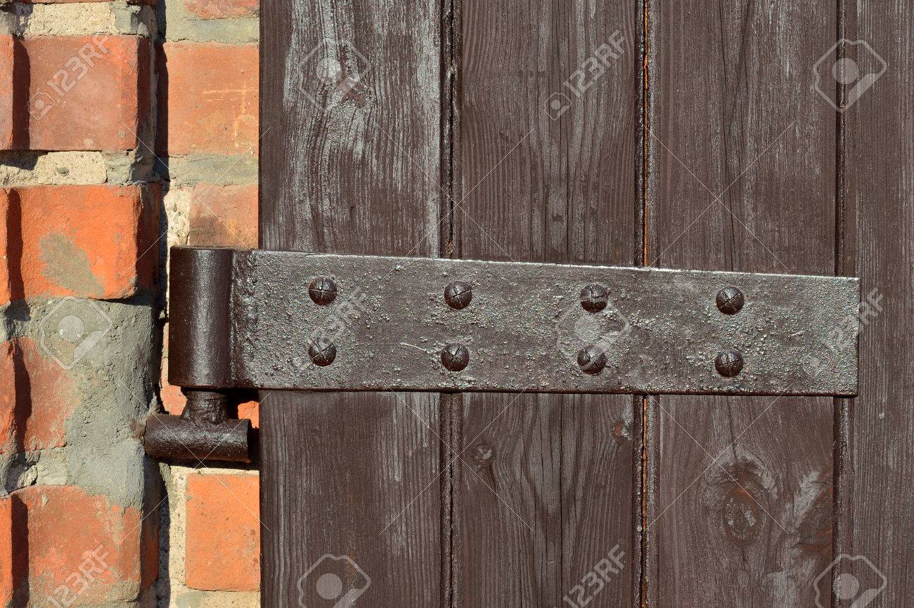 Antike Turscharnier Auf Holztur Nahaufnahme Lizenzfreie Fotos Bilder Und Stock Fotografie Image 51861602