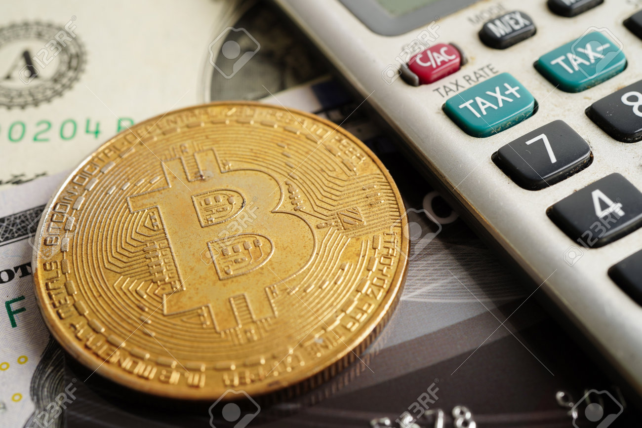 Bitcoin Dourado Com Cartão De Crédito Em Dinheiro De Notas De Dólar Dos EUA  Para Negócios E Comerciais, Moeda Digital, Criptomoeda Virtual. Foto  Royalty Free, Gravuras, Imagens e Banco de fotografias. Image