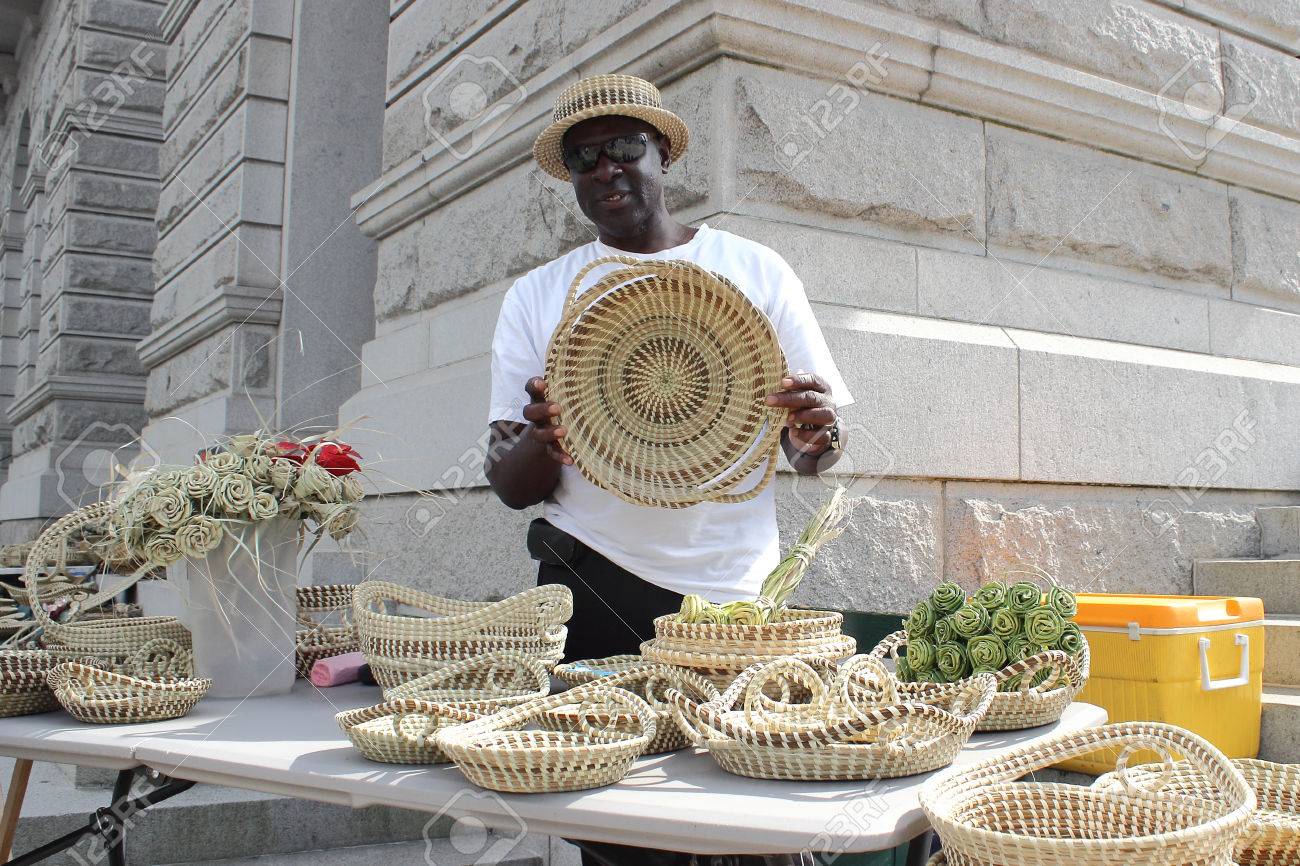 スウィート グラス バスケット メーカーはチャールストン サウスカロライナ アメリカのミーティング通りに彼の作品を示しています スキル アフリカの奴隷から渡された スウィート グラス バスケット作りは死んでアート サウスカロライナ ローカントリーにユニーク