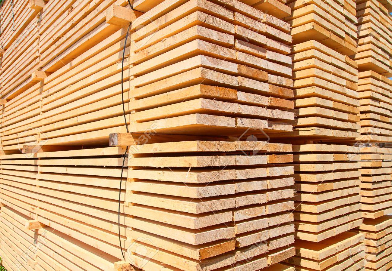 材木置き場で新しい木製スタッドのスタック の写真素材 画像素材 Image
