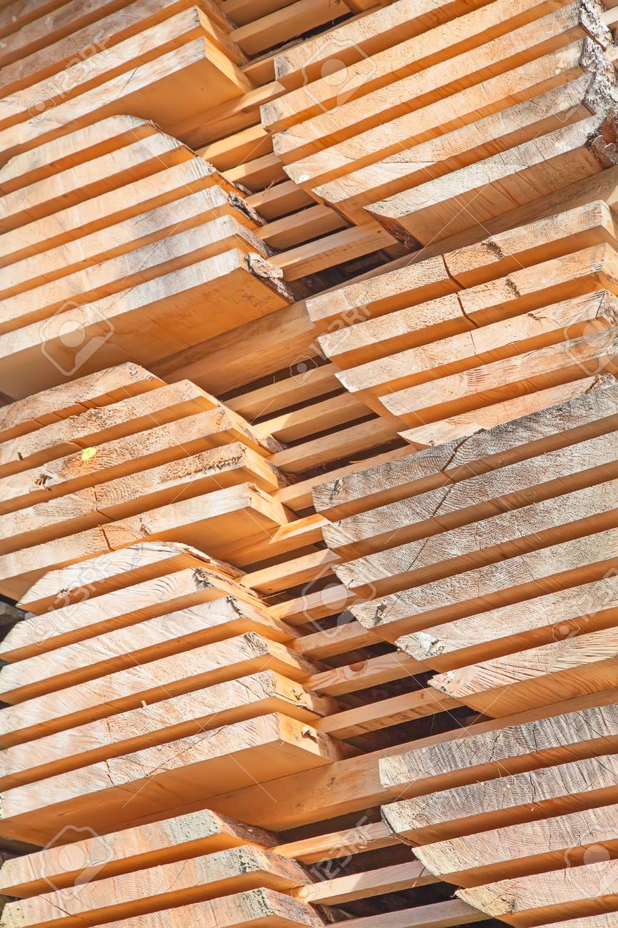 材木置き場で新しい木製スタッドのスタック の写真素材 画像素材 Image