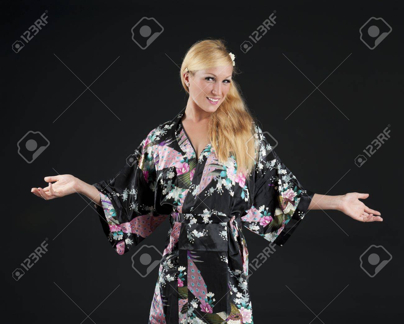 黒の背景上の着物を着て金髪の美しさ の写真素材 画像素材 Image 1111 黒の背景上の着物を着て金髪の美しさ の写真素材 画像素材 Image 1111