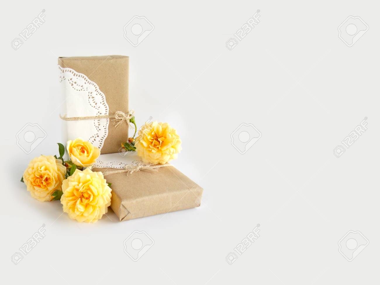 노란색 영어로 선물 상자는 흰색 배경에 장미 로열티 무료 사진, 그림, 이미지 그리고 스톡포토그래피. Image 62188023