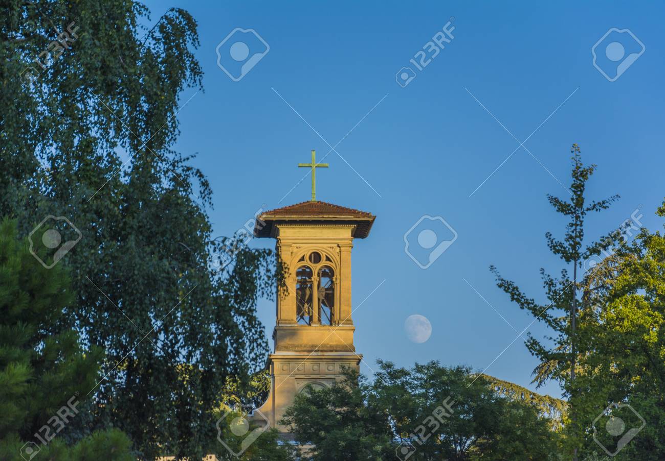 Lever De Lune Sur Un Clocher Déglise Au Coucher Du Soleil