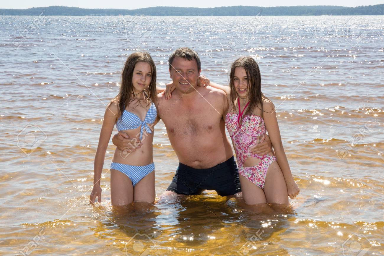 père et fille nus Père Et Sa Fille De Deux Sur La Plage Banque D'Images et Photos Libres De  Droits. Image 42170318