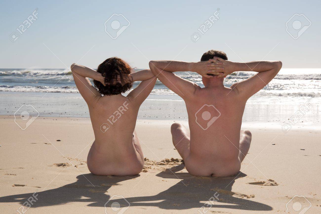 家族nudist 真っ青な空の下、ビーチに座っているヌーディスト カップルをリラックスの写真素材・画像素材 Image 56555476