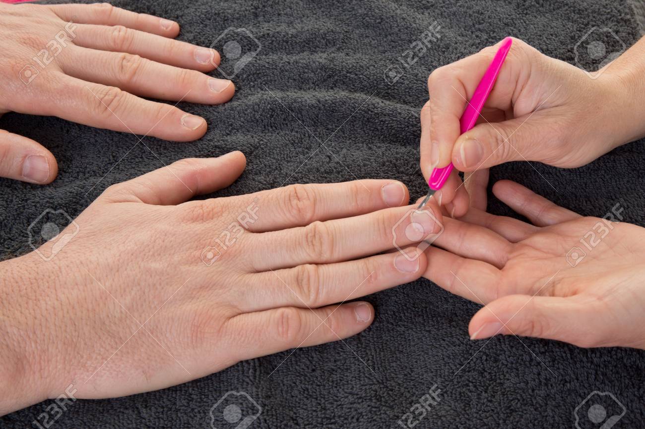 男美容師でマニキュアを受信ネイルサロン の写真素材 画像素材 Image