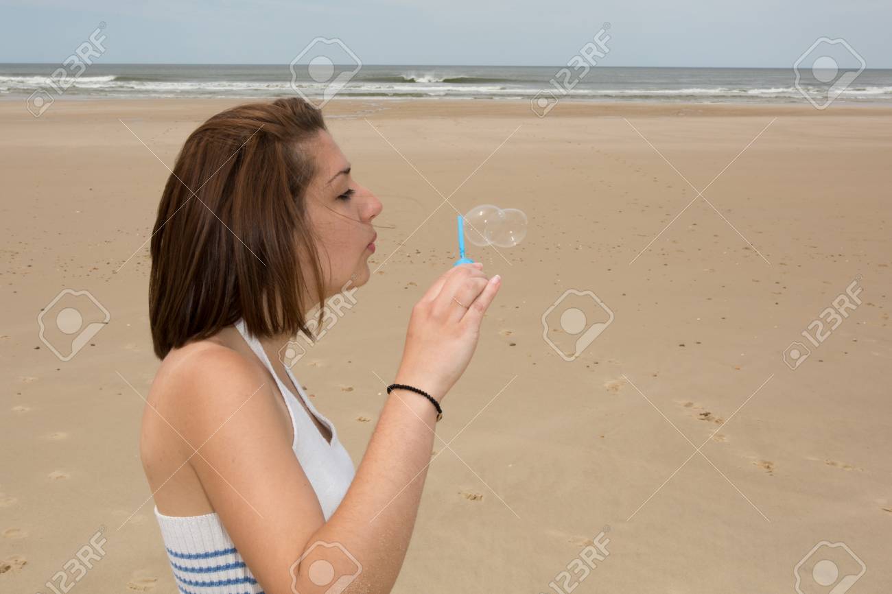 Fun Junge Frau Bläst Blasen An Einem Strand Lizenzfreie Fotos, Bilder und Stock Fotografie. Image 60350742