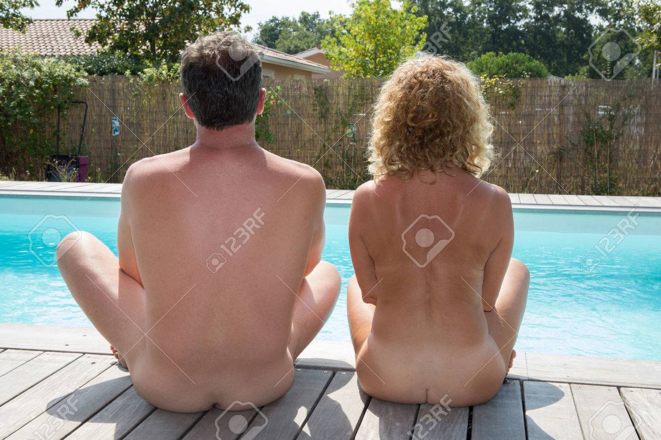 couple  nudist 夏にプールに座ってヌーディスト カップルをリラックスの写真素材・画像素材 Image 62330295