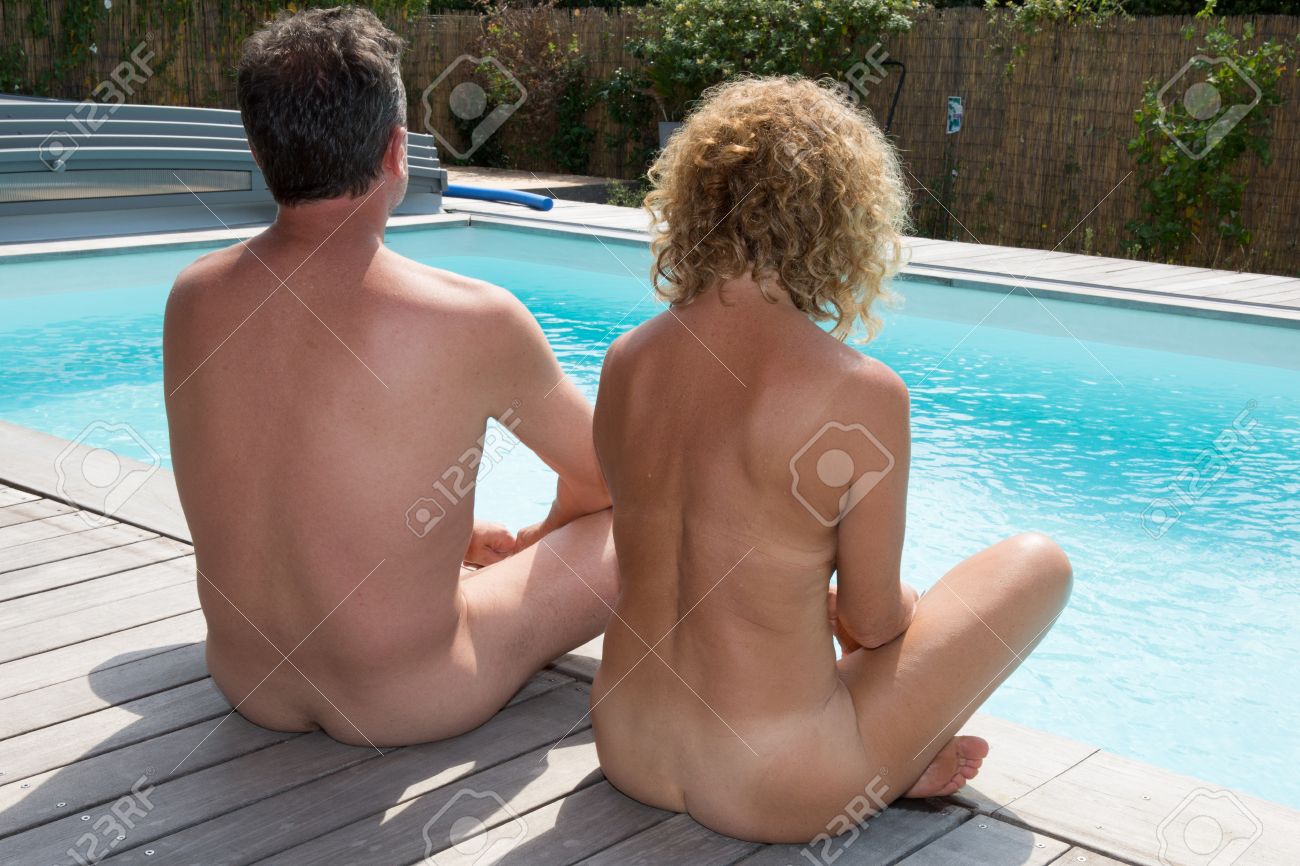ヌーディスト　家族 夏にプールに座ってヌーディスト カップルをリラックスの写真素材・画像素材 Image 62330523
