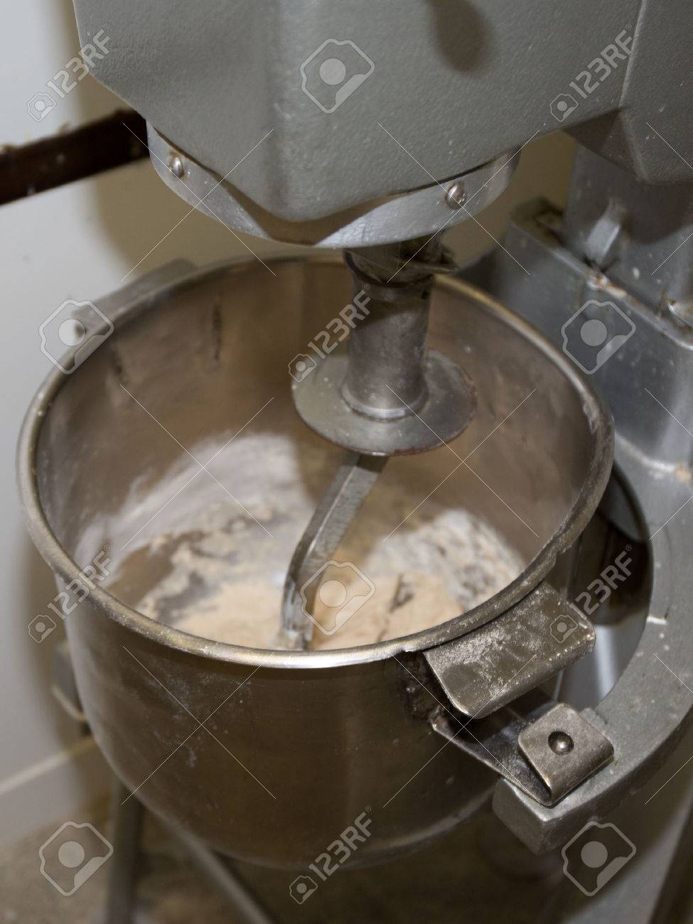 machine for mixing dough