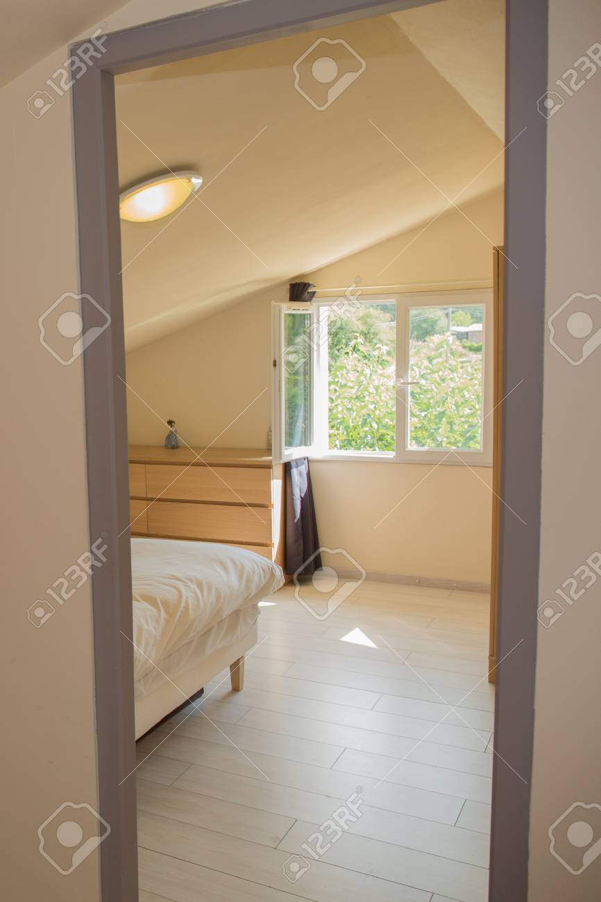 Innenraum Weiss Und Braun Ein Gemutliches Schlafzimmer Lizenzfreie Fotos Bilder Und Stock Fotografie Image 65862412