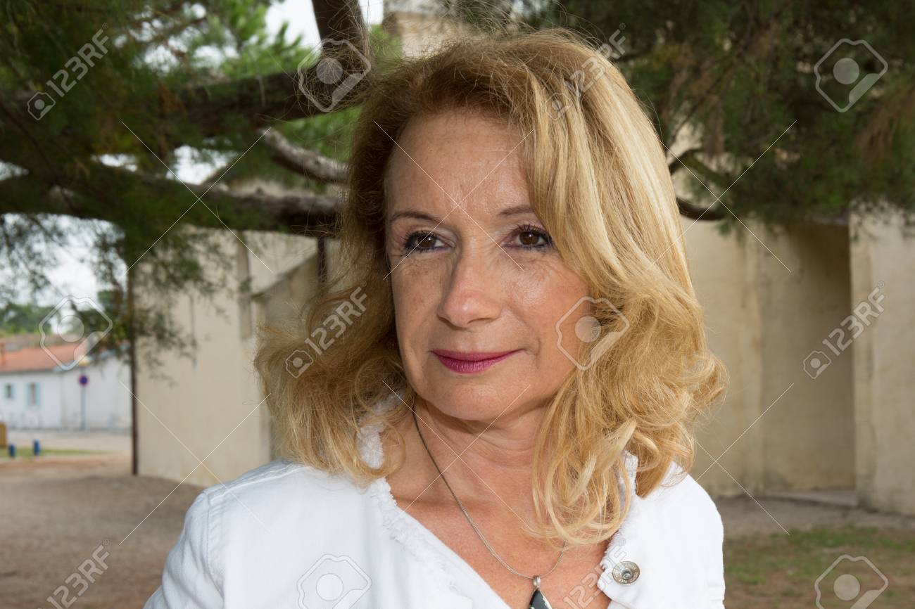 Wunderschöne Reife Blonde Frau Mit Einem Schönen Lächeln Lizenzfreie Fotos,  Bilder und Stock Fotografie. Image 66147329.