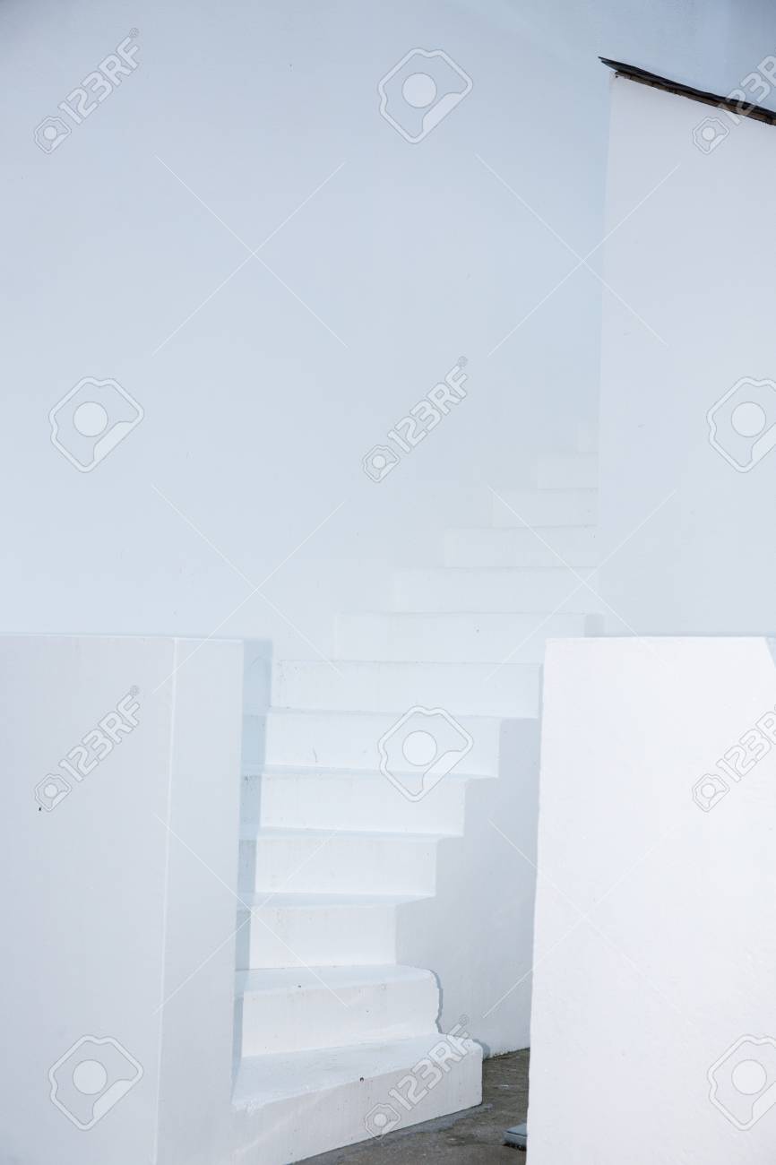 白い家の前に白い階段を屋外 の写真素材 画像素材 Image