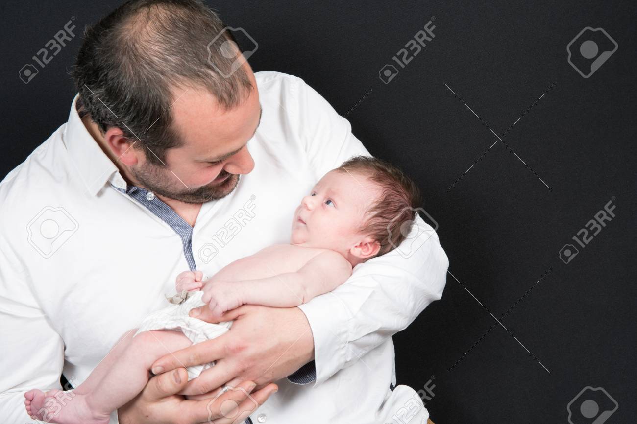 Pere Regarde Son Bebe Dans Ses Bras Banque D Images Et Photos Libres De Droits Image