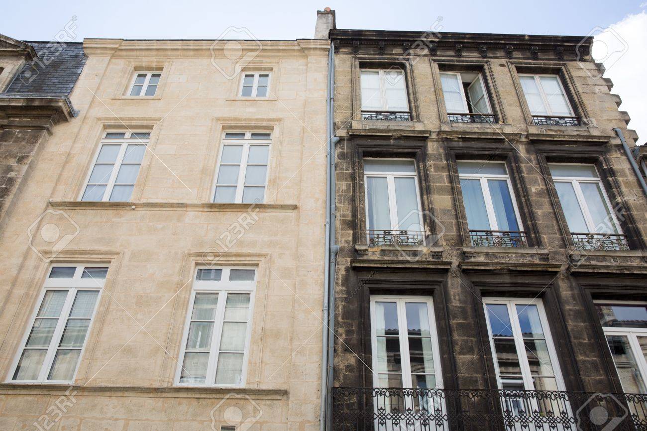 before and after wash cleaned house facade and a dirty one in a city town - 86518075 before and after wash cleaned house facade and a dirty one in a city town - 86518075