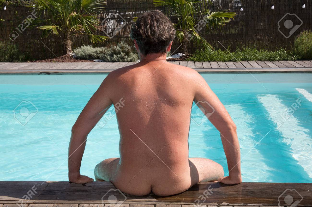 Hombre Hermoso Que Se Relaja En La Piscina En Día De Verano Desnudo Y  Desnudo Fotos, retratos, imágenes y fotografía de archivo libres de  derecho. Image 86956308