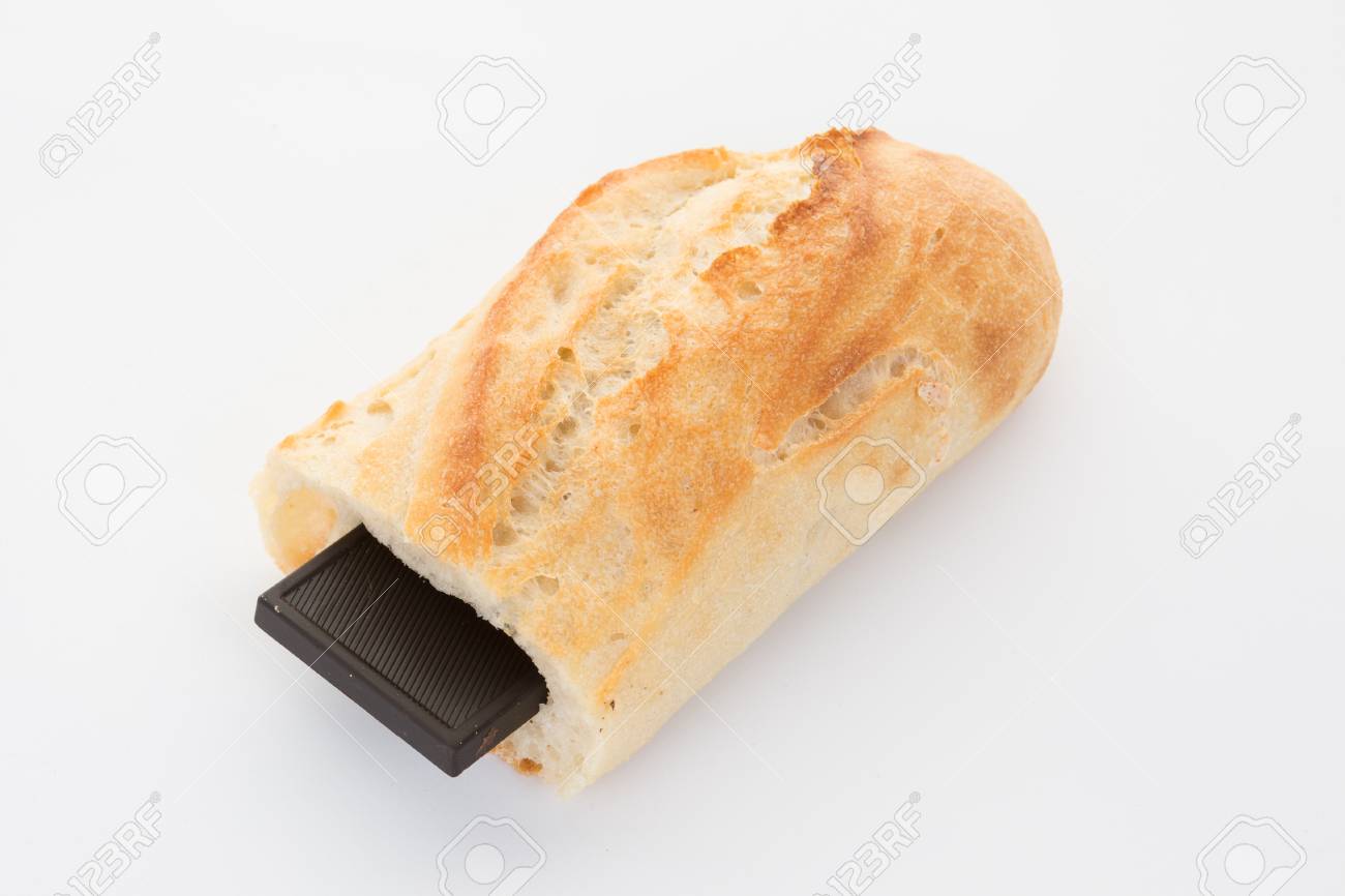 https://previews.123rf.com/images/sylv1rob1/sylv1rob11804/sylv1rob1180400191/99212792-morceau-de-pain-baguette-coup%C3%A9-avec-un-morceau-de-chocolat-dans-elle.jpg