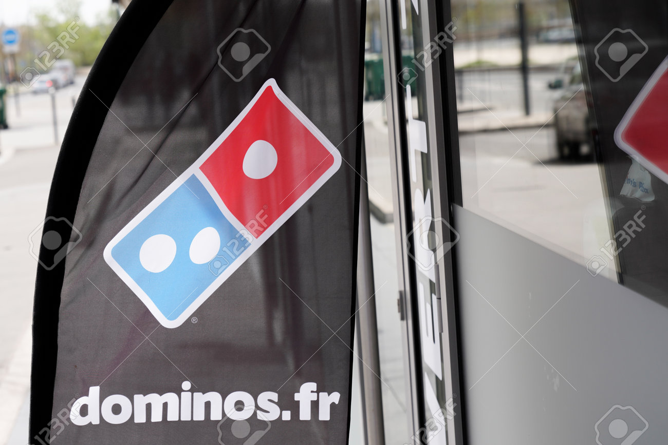 Bordeaux Aquitaine France 04 10 2022 플래그 레스토랑 도미노의 미국 다국적 피자 패스트푸드에 도미노 피자  로고 텍스트 및 기호 브랜드 로열티 무료 사진, 그림, 이미지 그리고 스톡포토그래피. Image 185036510