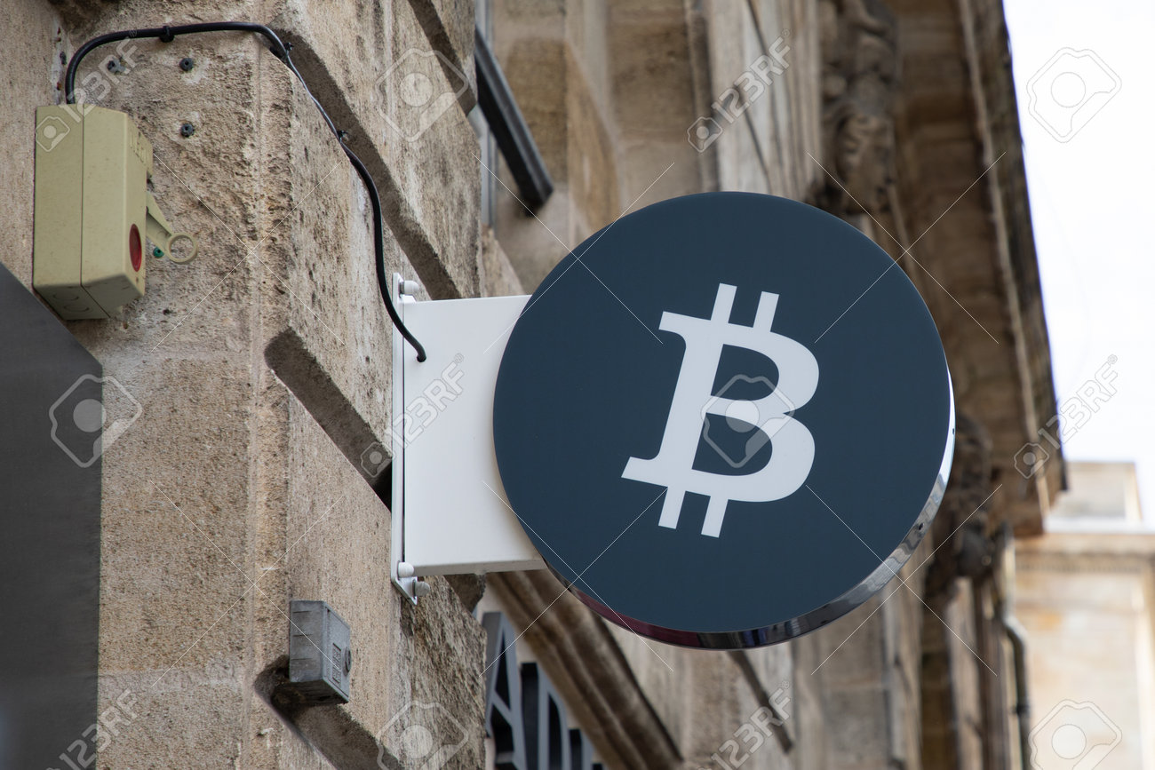 Lyon Aura France 05 01 2023 사이버모넷 에이전시 사이버 통화 카운터 사무실 암호화폐 네트워크의 정면 카운터에 비트 코인 로고 및 텍스트 표시 로열티 무료 사진, 그림, 이미지 그리고 스톡포토그래피. Image 206075911