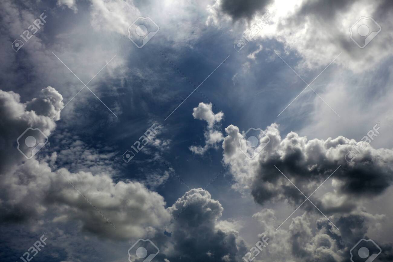 どんよりした曇り空の背景 暗い空の雲 の写真素材 画像素材 Image