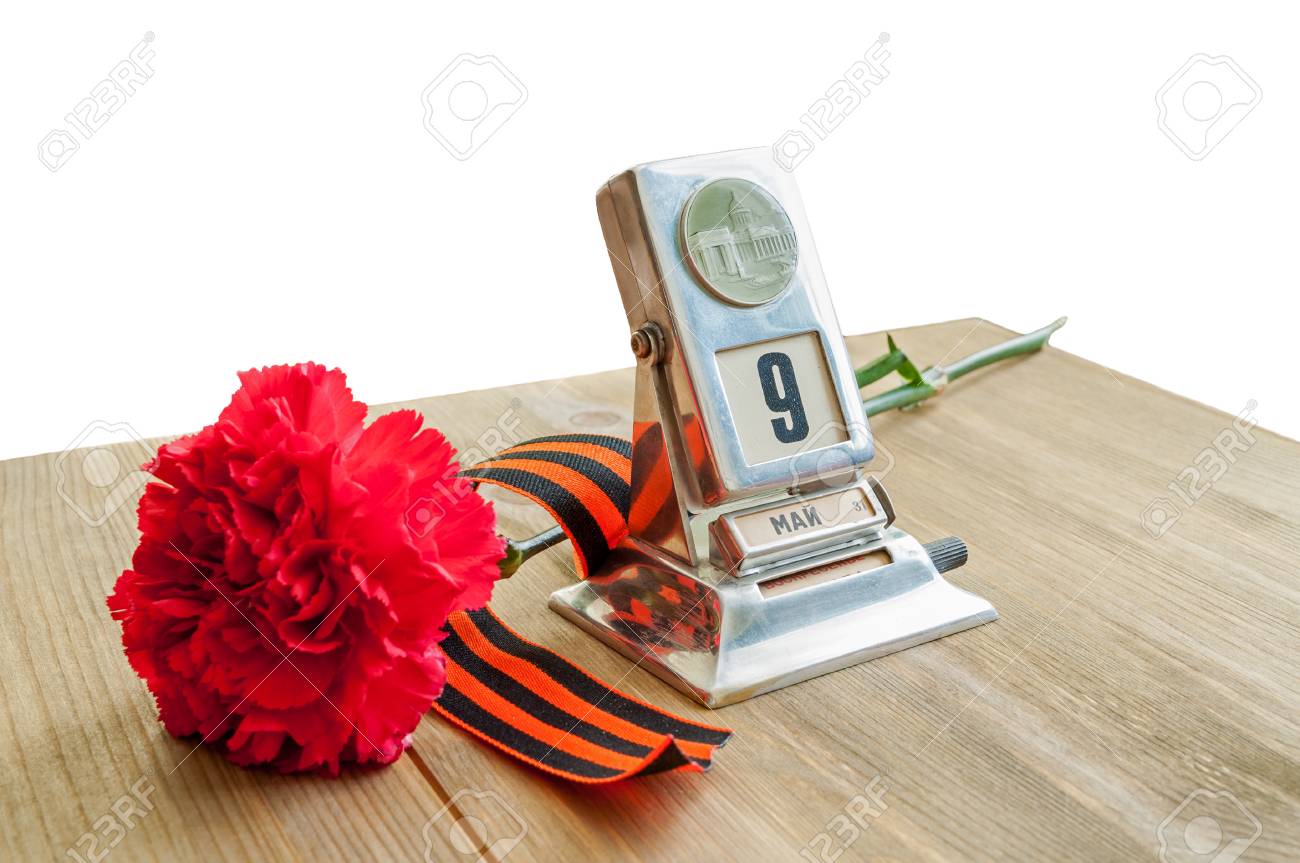 9 Mai Vintage Metall Tischkalender Mit 9 Mai Datum St George Band Und Rote Nelke Isoliert Auf Weissem Hintergrund Lizenzfreie Fotos Bilder Und Stock Fotografie Image